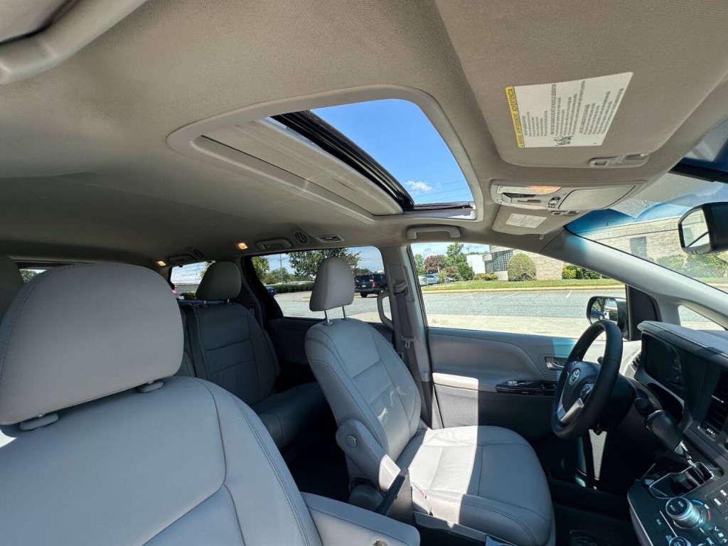 2015 Toyota Sienna Image 11