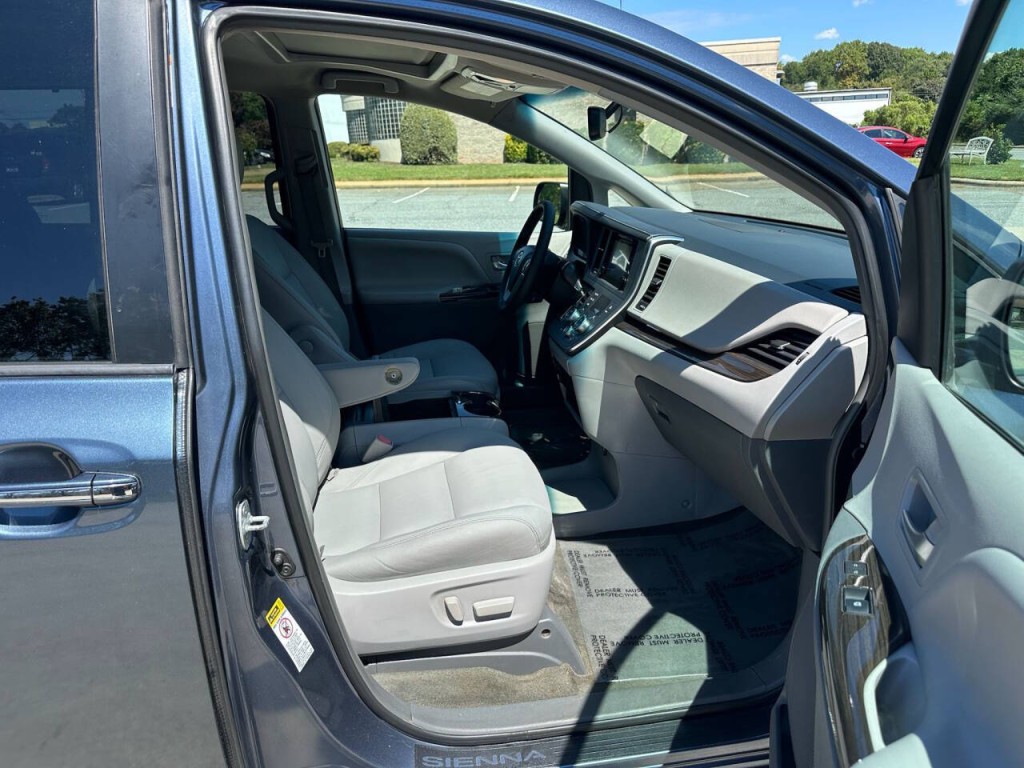 2015 Toyota Sienna Image 13