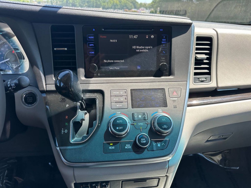 2015 Toyota Sienna Image 15