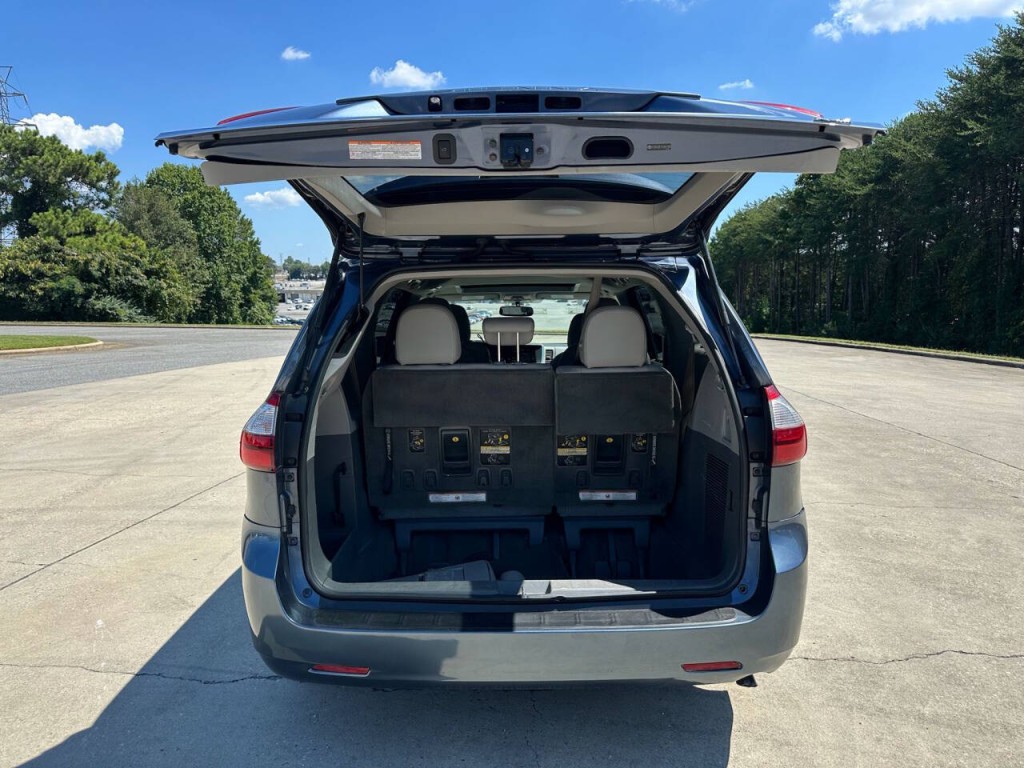 2015 Toyota Sienna Image 16