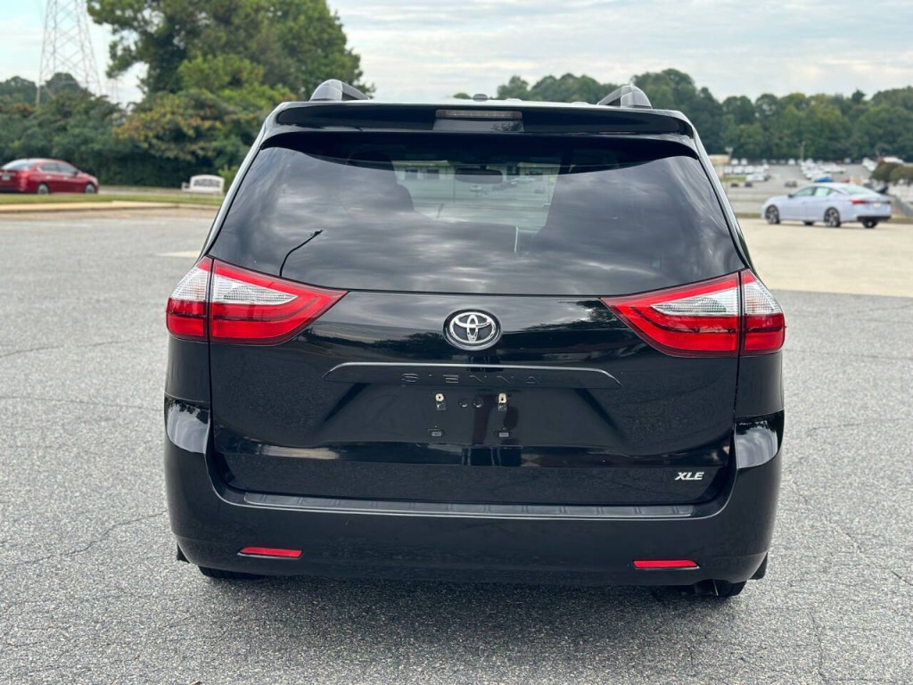 2017 Toyota Sienna Image 2