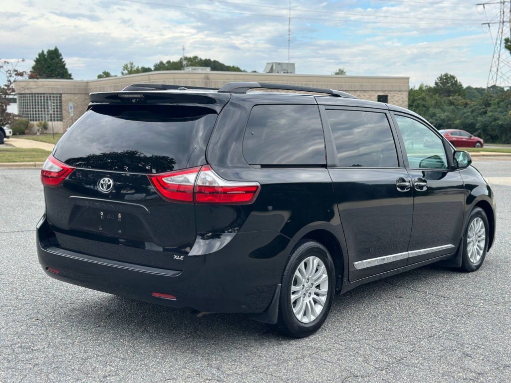 2017 Toyota Sienna Image 3
