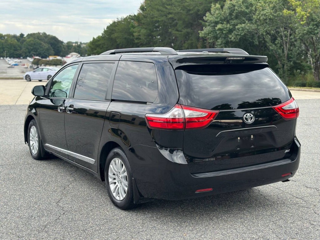 2017 Toyota Sienna Image 4