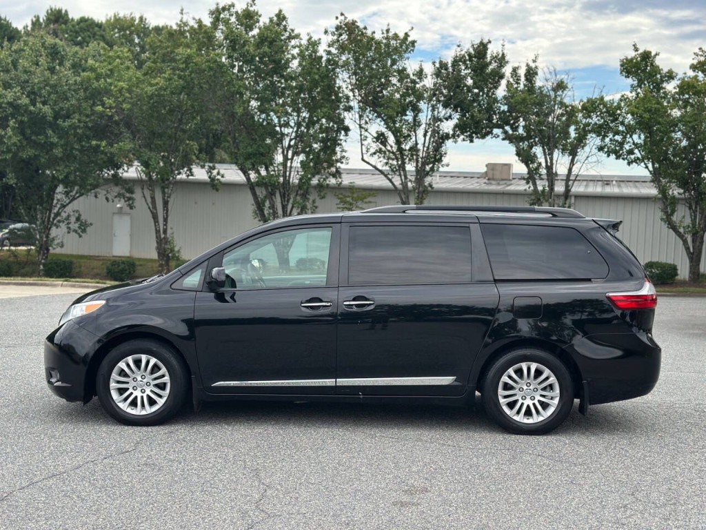 2017 Toyota Sienna Image 5