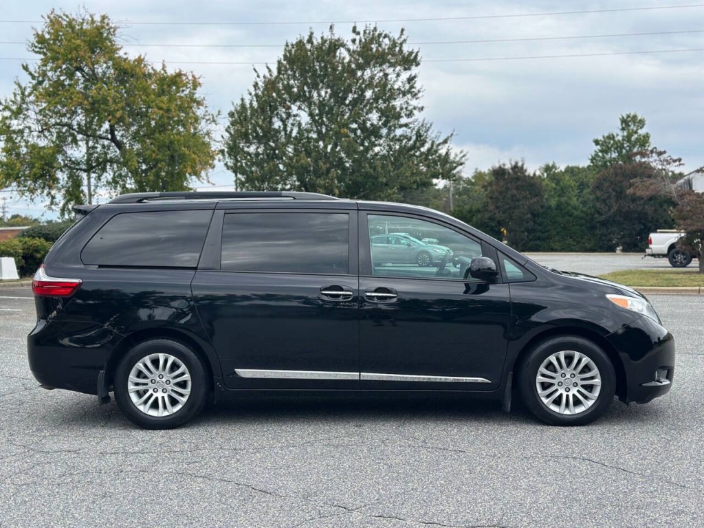 2017 Toyota Sienna Image 6
