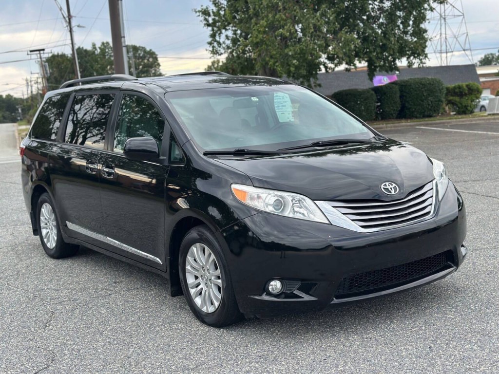 2017 Toyota Sienna Image 7