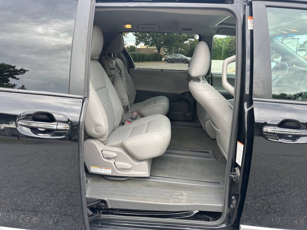 2017 Toyota Sienna Image 8