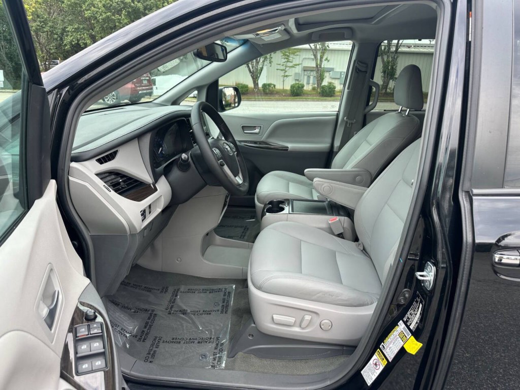 2017 Toyota Sienna Image 9