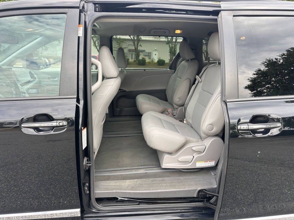 2017 Toyota Sienna Image 10
