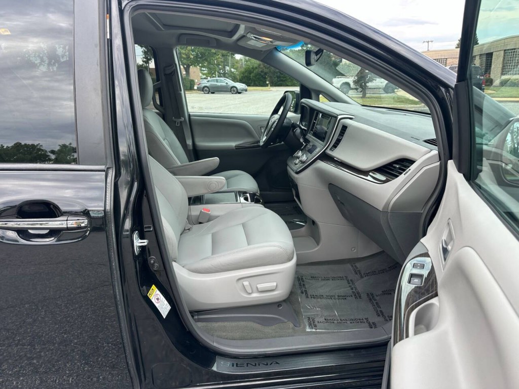 2017 Toyota Sienna Image 11