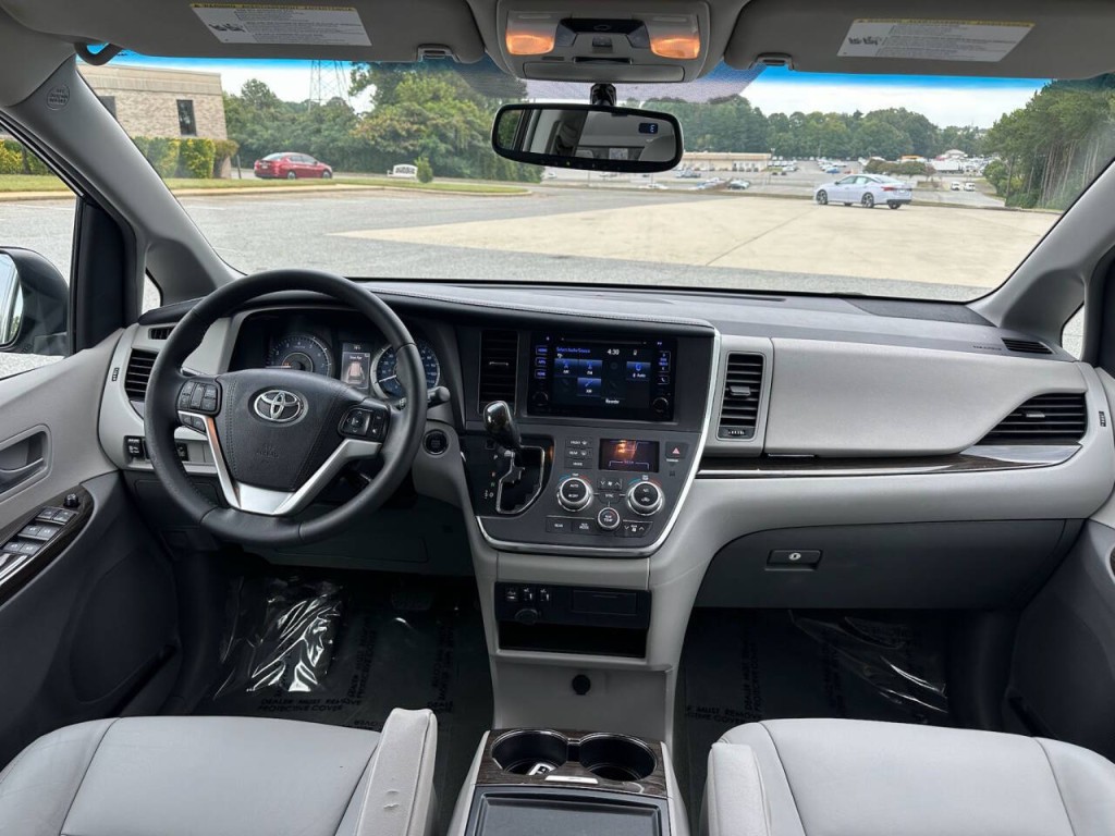 2017 Toyota Sienna Image 13