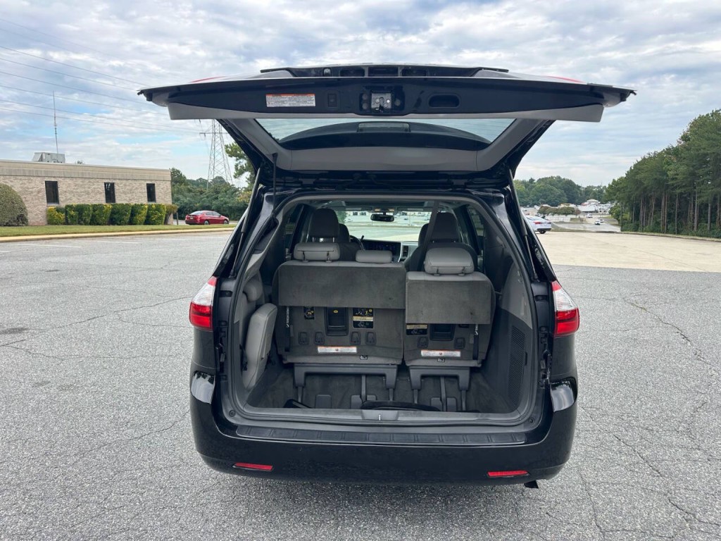 2017 Toyota Sienna Image 15