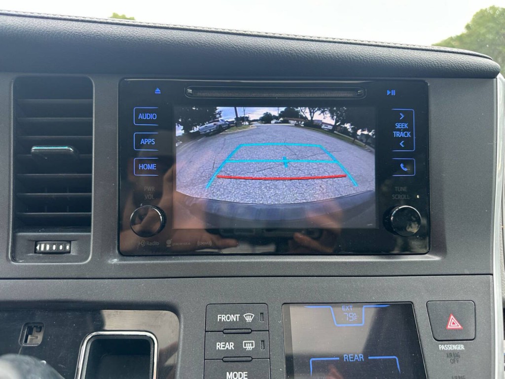 2017 Toyota Sienna Image 16