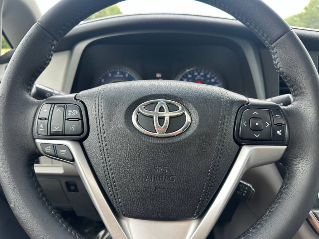 2017 Toyota Sienna Image 17