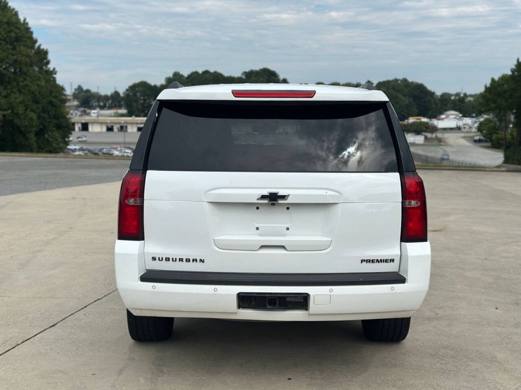 2019 Chevrolet Suburban Image 3