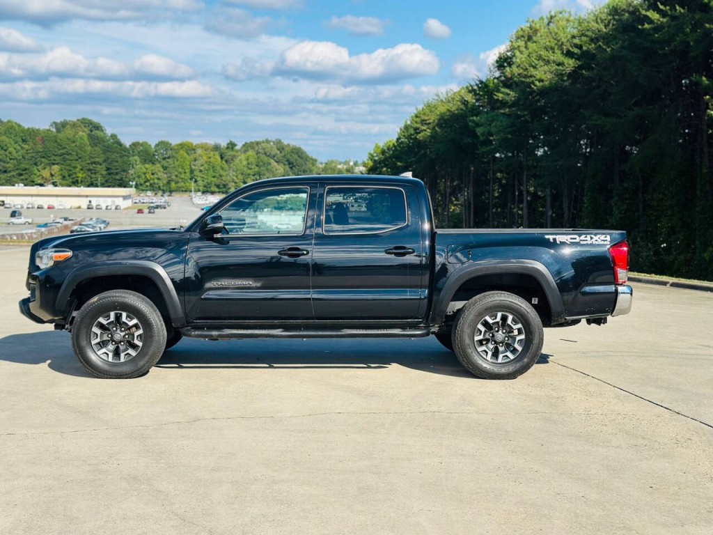 2017 Toyota Tacoma Image 2