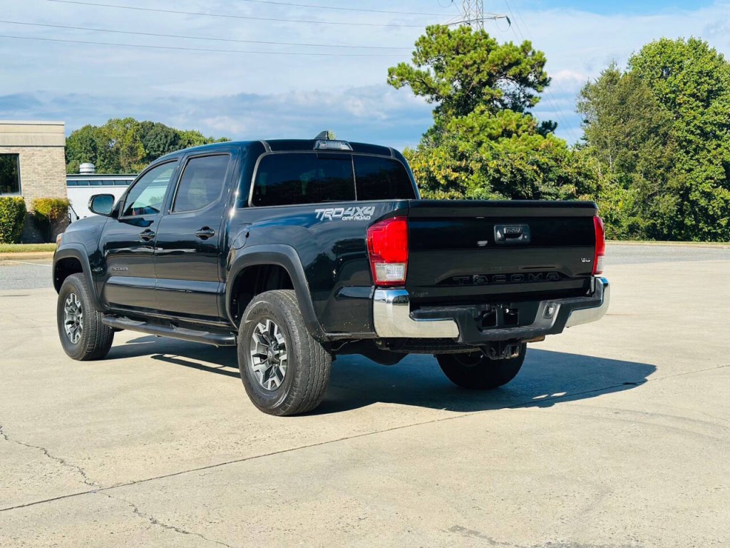 2017 Toyota Tacoma Image 3