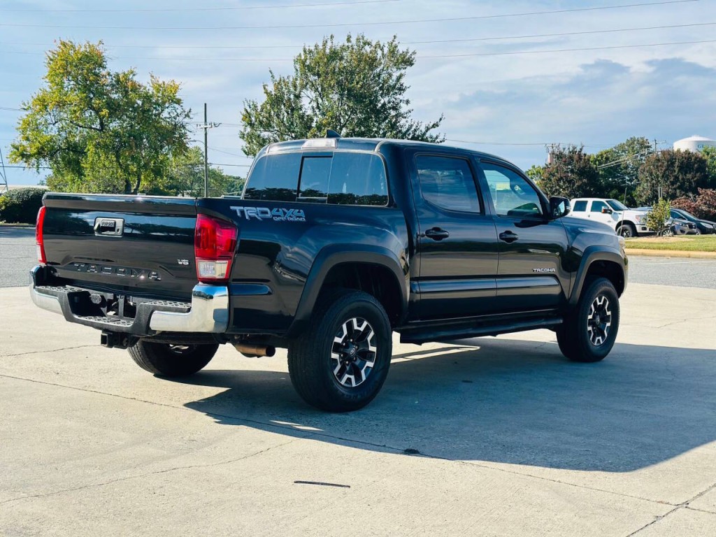 2017 Toyota Tacoma Image 4