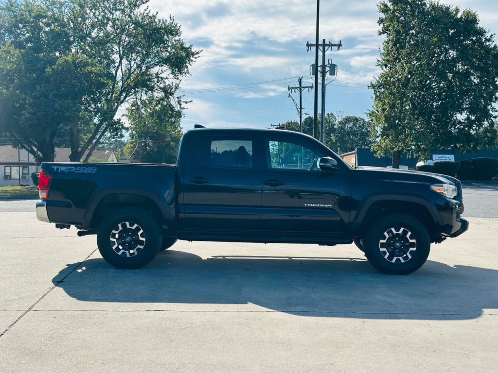 2017 Toyota Tacoma Image 5