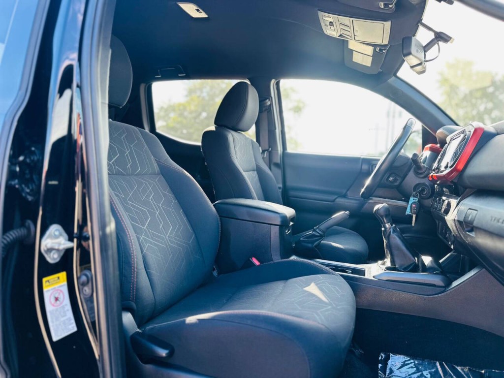 2017 Toyota Tacoma Image 12