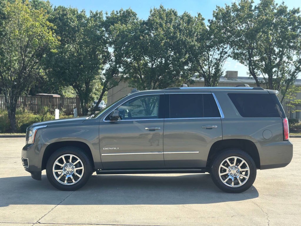 2017 GMC Yukon Image 2
