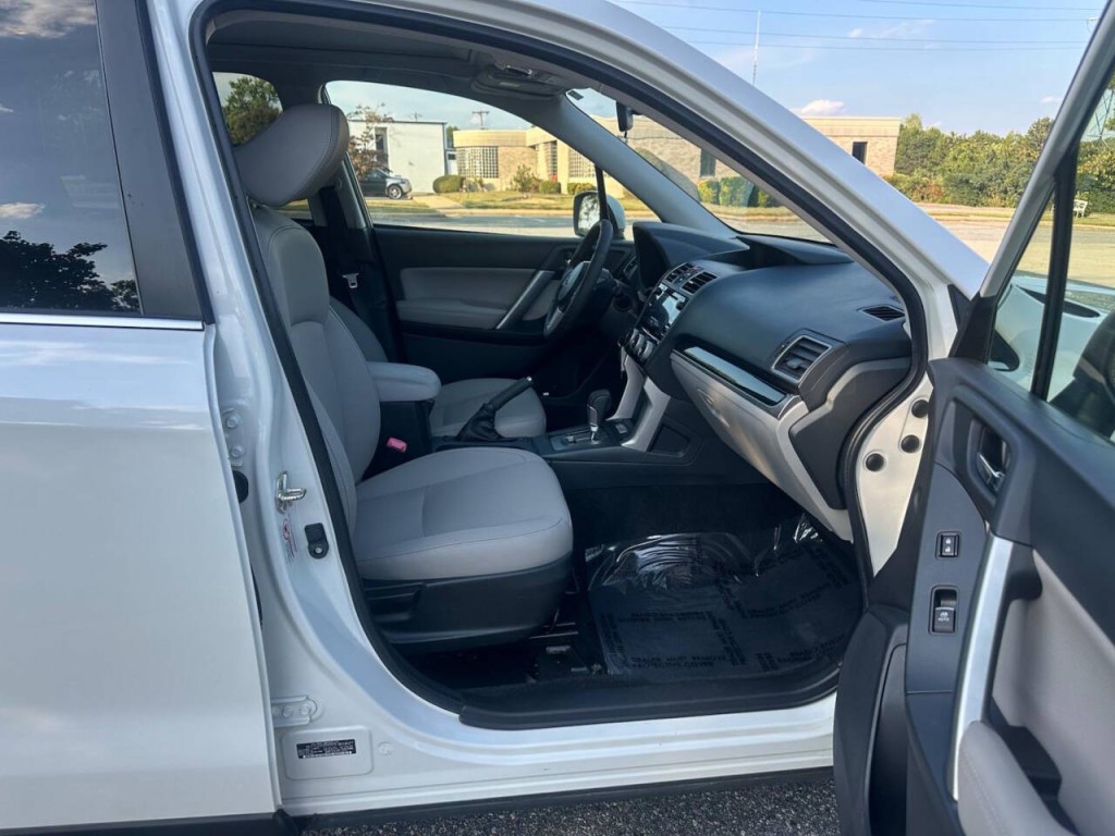2017 Subaru Forester Image 12