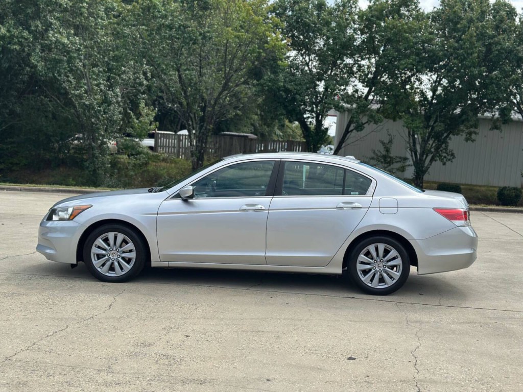 2011 Honda Accord Image 2