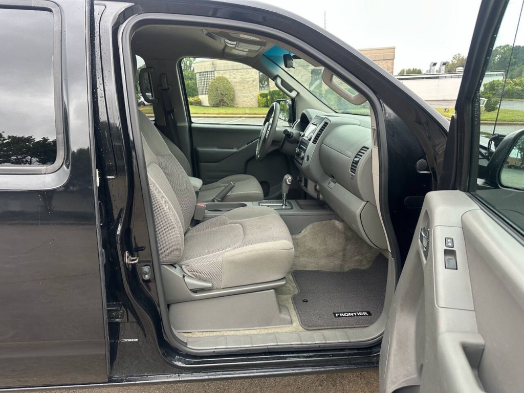 2016 Nissan Frontier Image 12