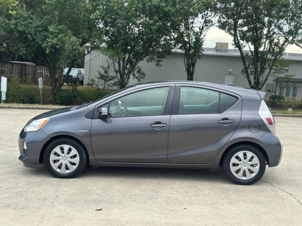 2013 Toyota Prius Image 2