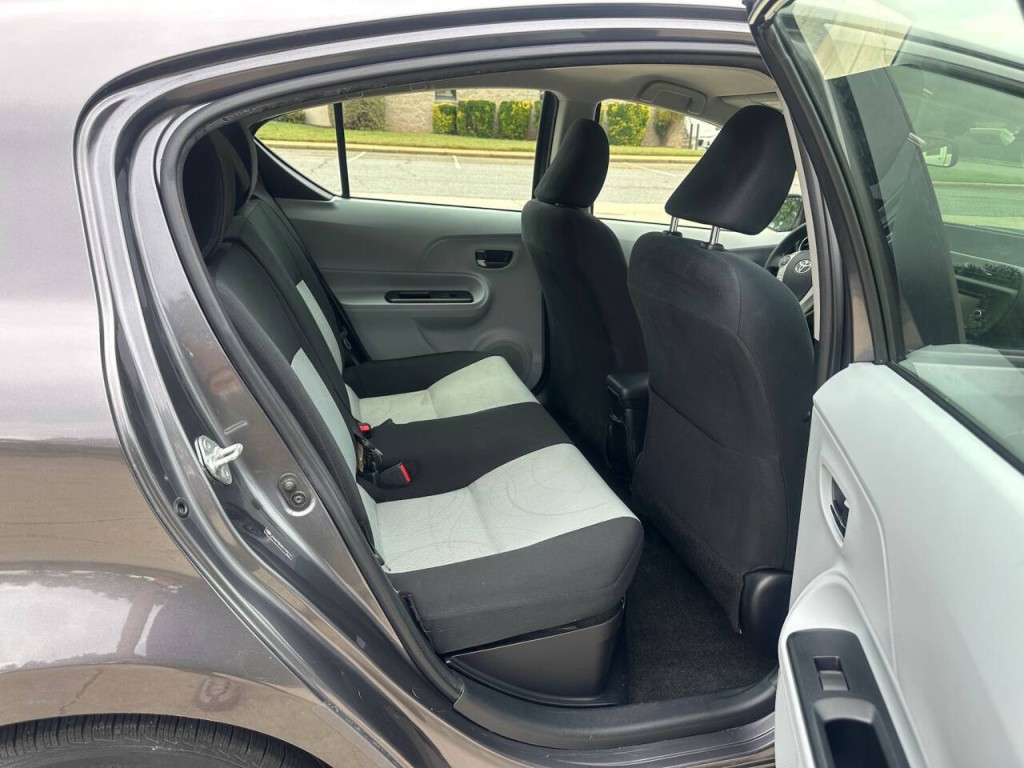2013 Toyota Prius Image 10