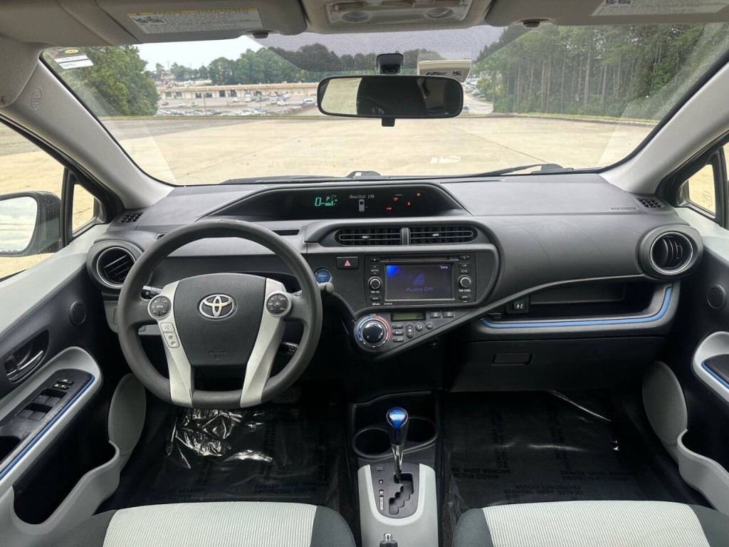 2013 Toyota Prius Image 11