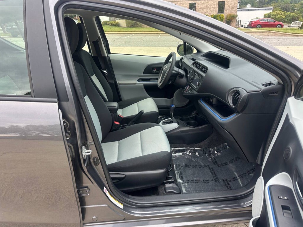 2013 Toyota Prius Image 12