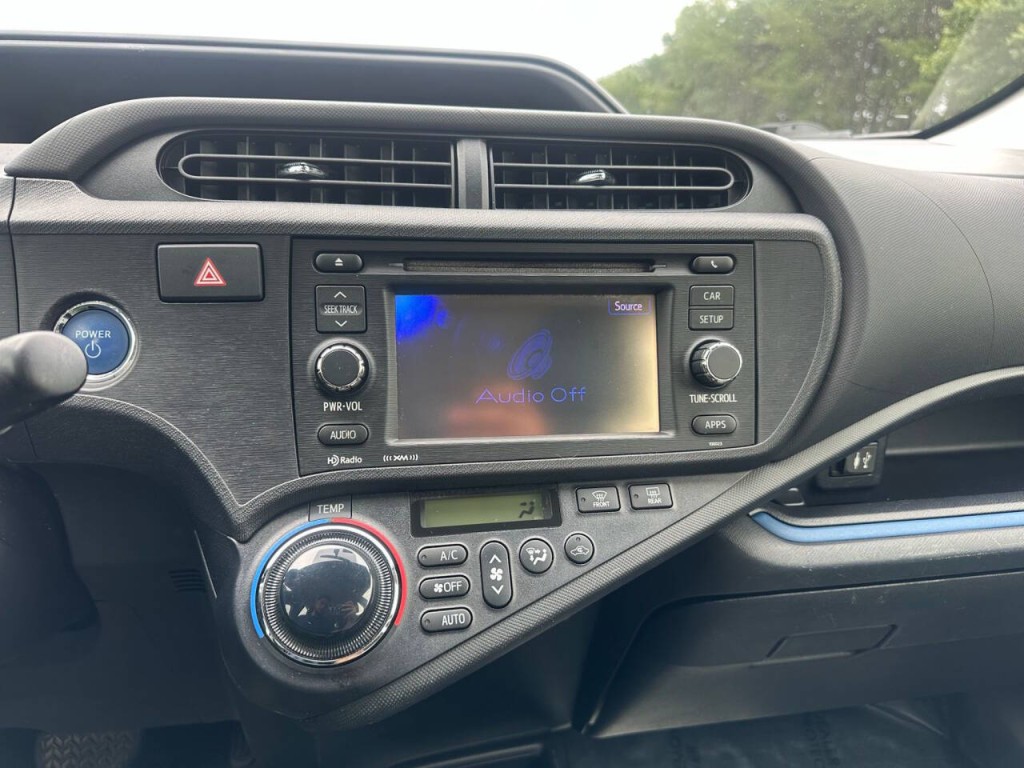 2013 Toyota Prius Image 14