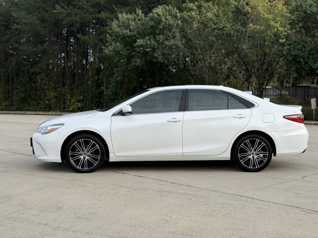 2016 Toyota Camry Image 2