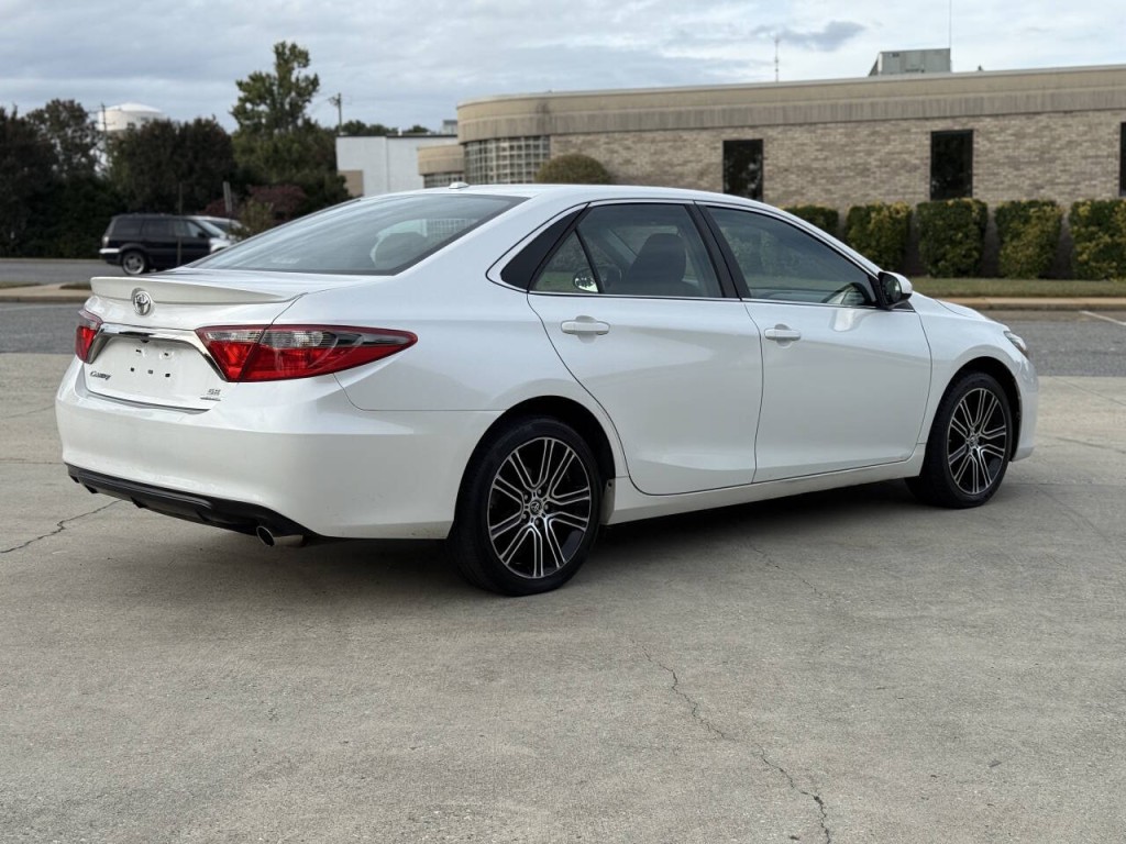 2016 Toyota Camry Image 5