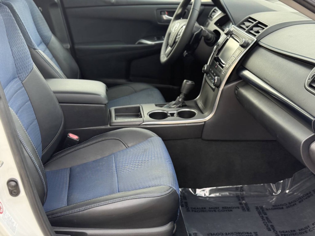 2016 Toyota Camry Image 12