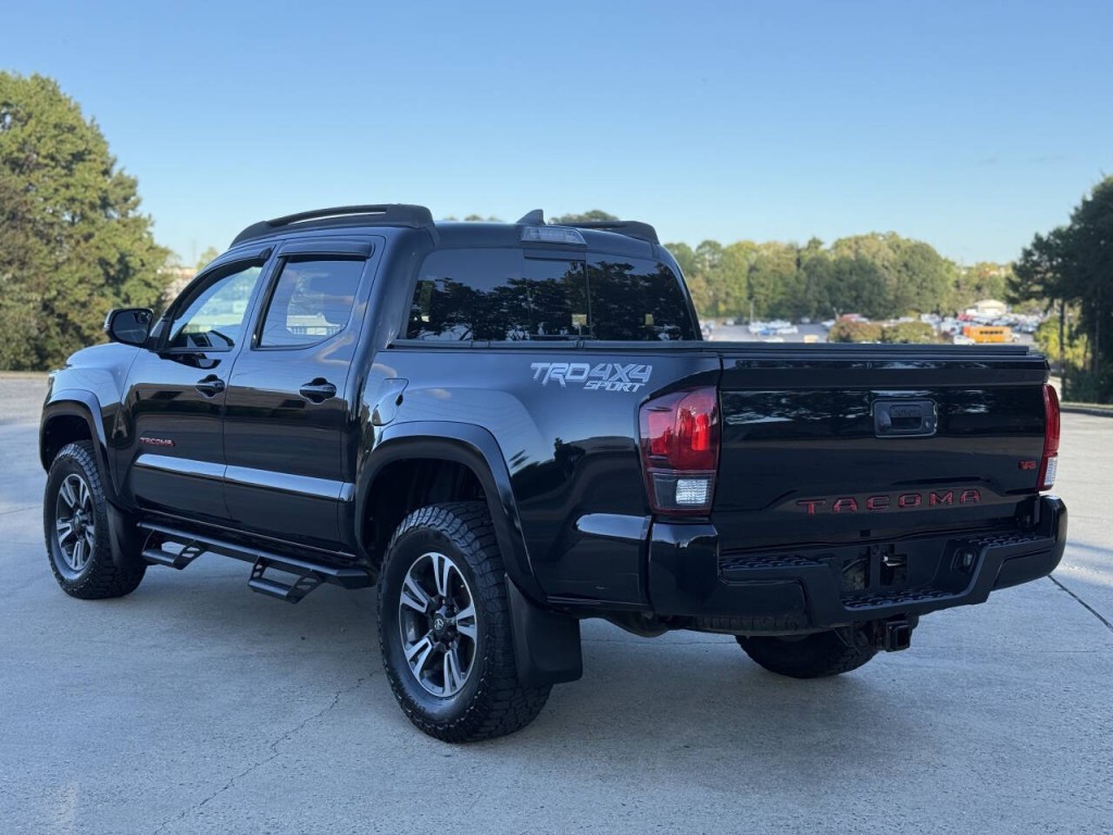 2018 Toyota Tacoma Image 3
