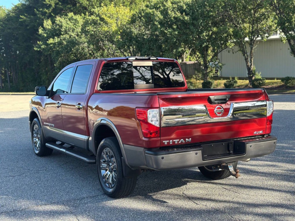 2019 Nissan Titan Image 3