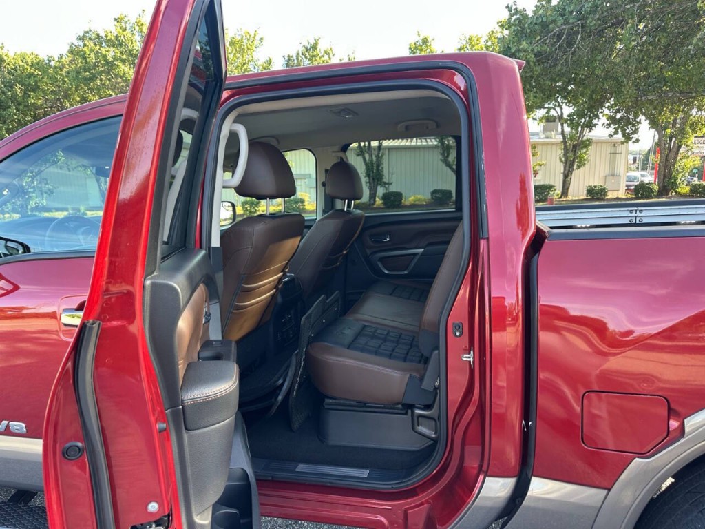2019 Nissan Titan Image 9