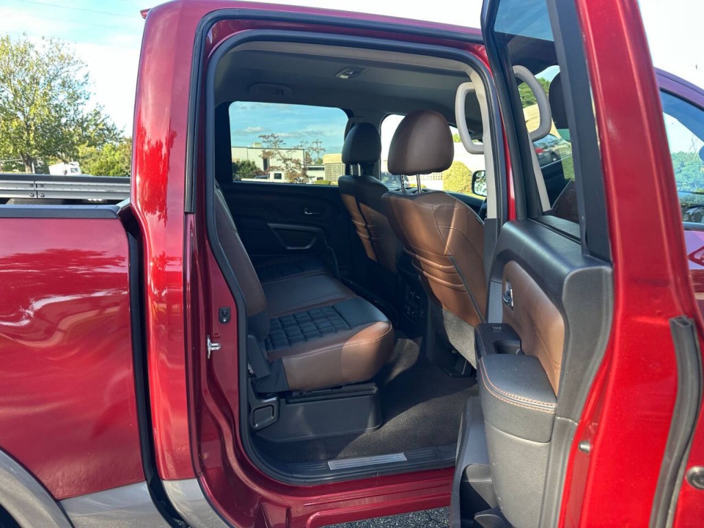 2019 Nissan Titan Image 10