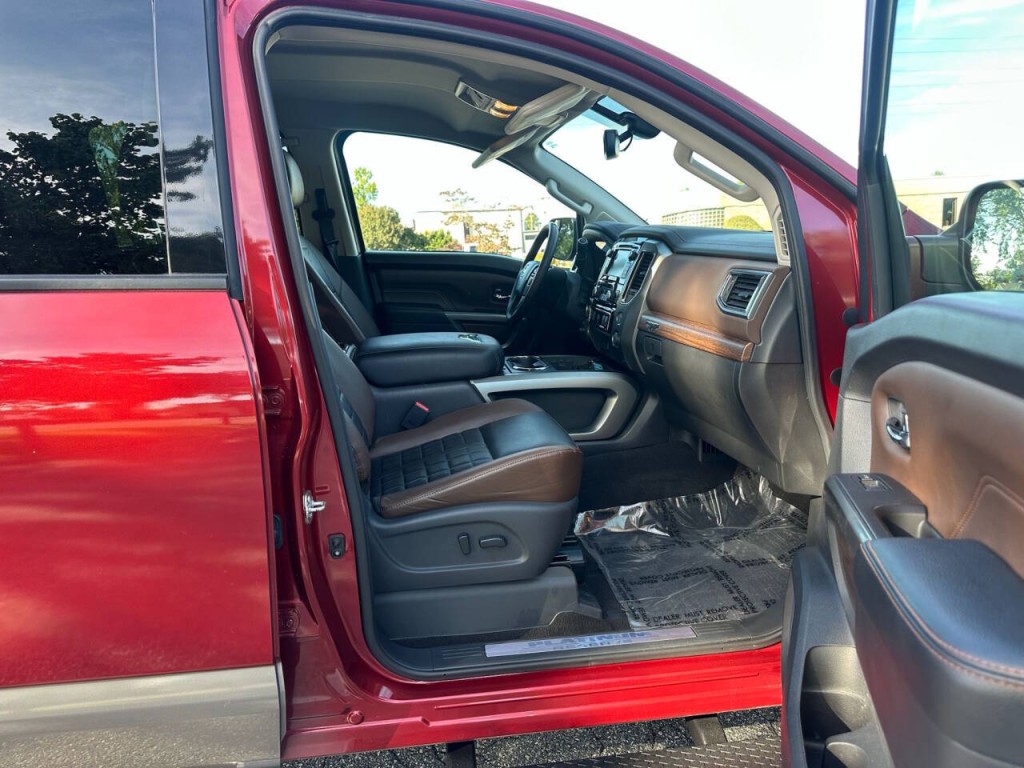 2019 Nissan Titan Image 12