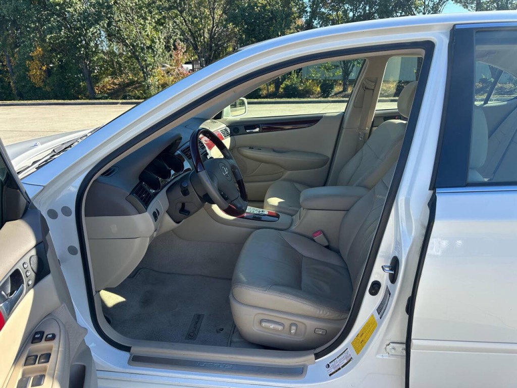 2004 Lexus ES 330 Image 8