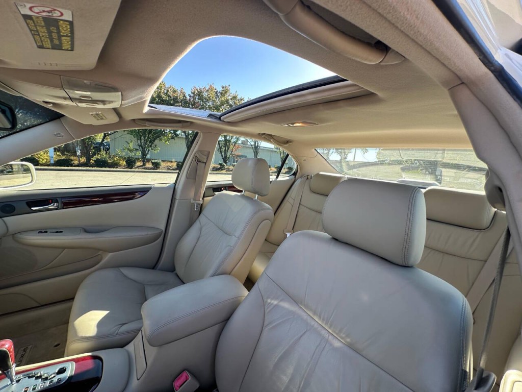2004 Lexus ES 330 Image 12
