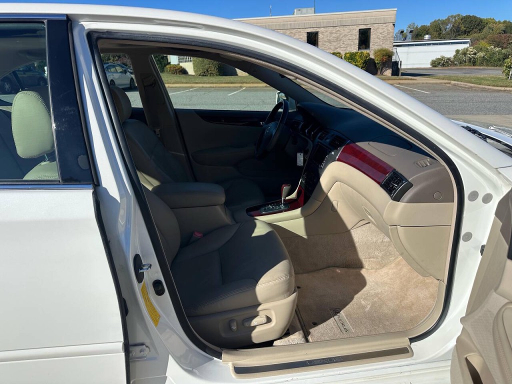 2004 Lexus ES 330 Image 13