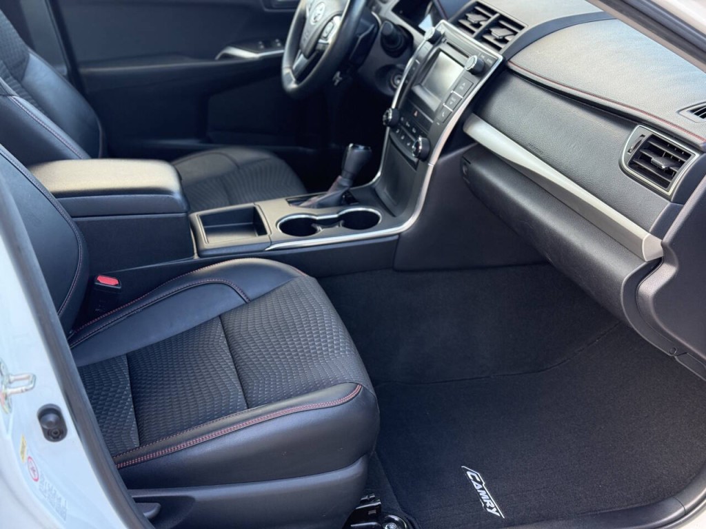 2015 Toyota Camry Image 12