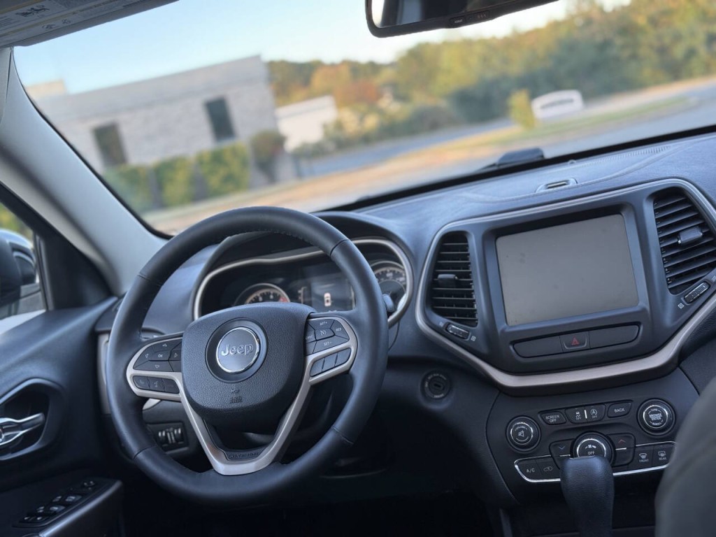 2017 Jeep Cherokee Image 11