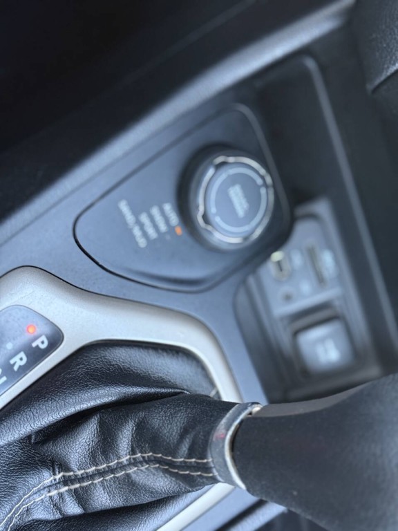 2017 Jeep Cherokee Image 14