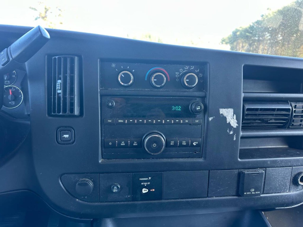 2016 Chevrolet Express Image 10