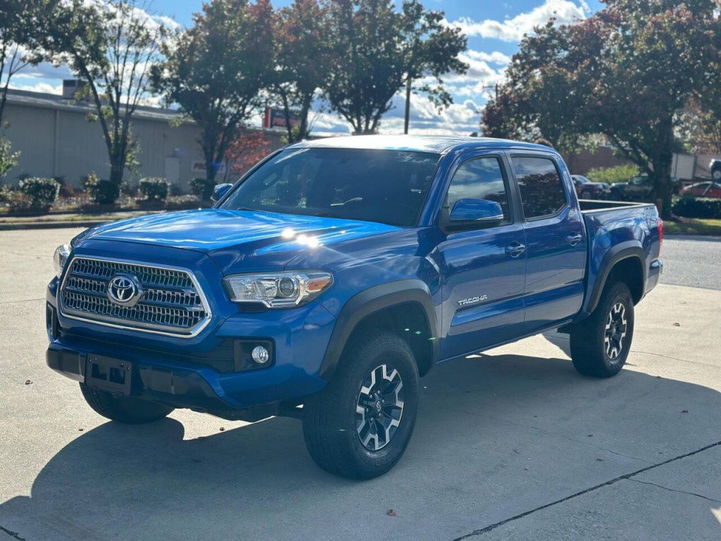 2017 Toyota Tacoma Image 1