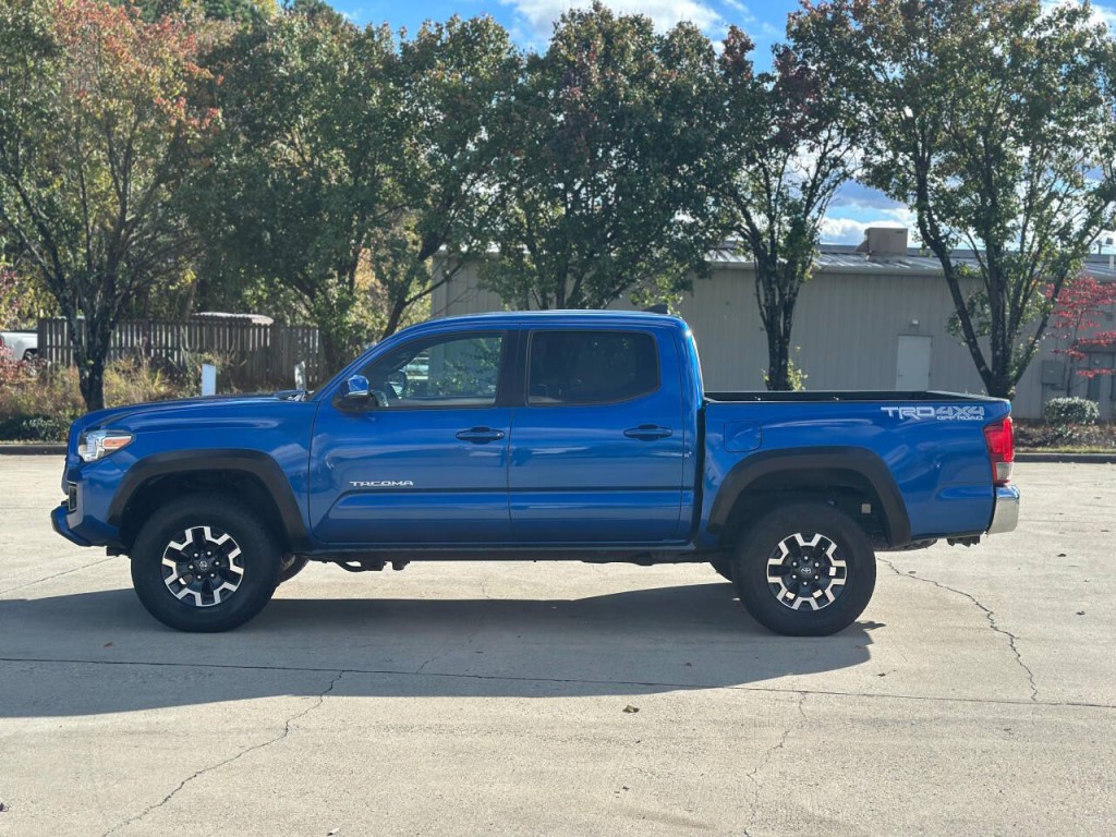 2017 Toyota Tacoma Image 2